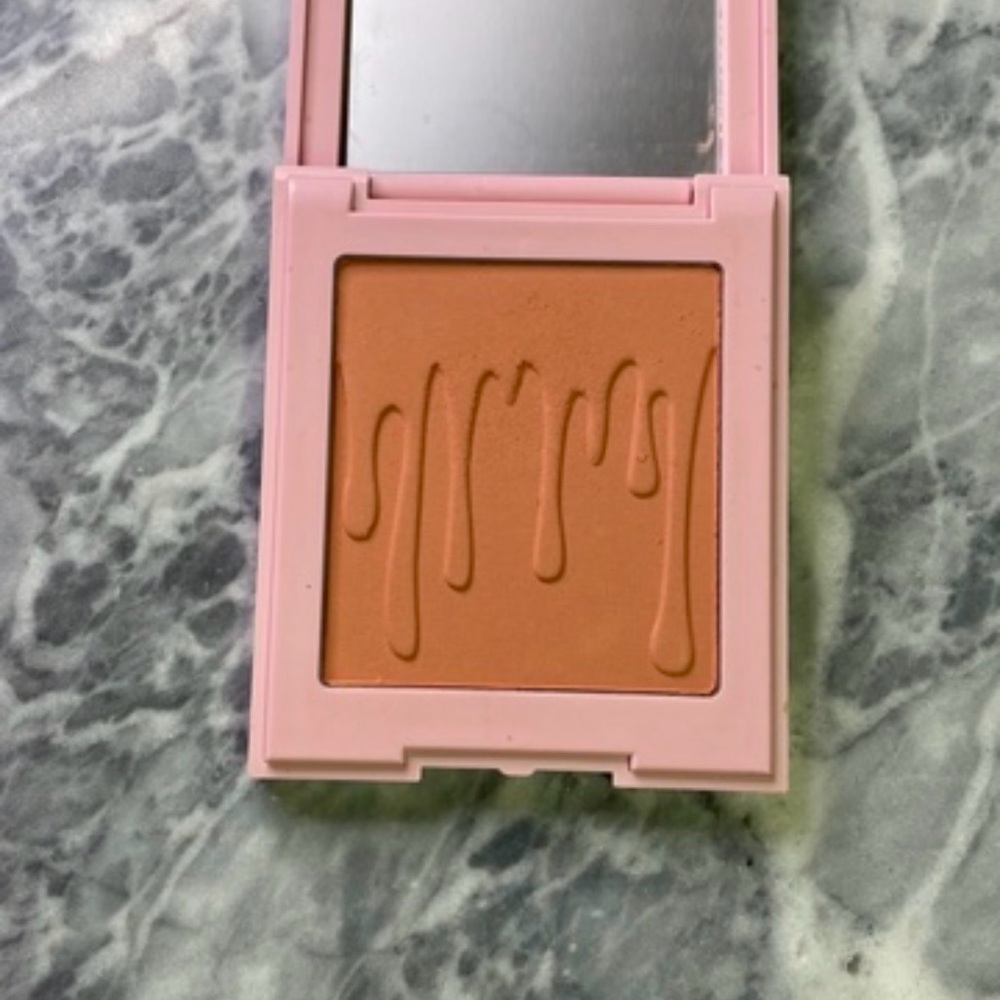 Kylie Cosmetics Pressed Powder Blush Close‎ to Perfect